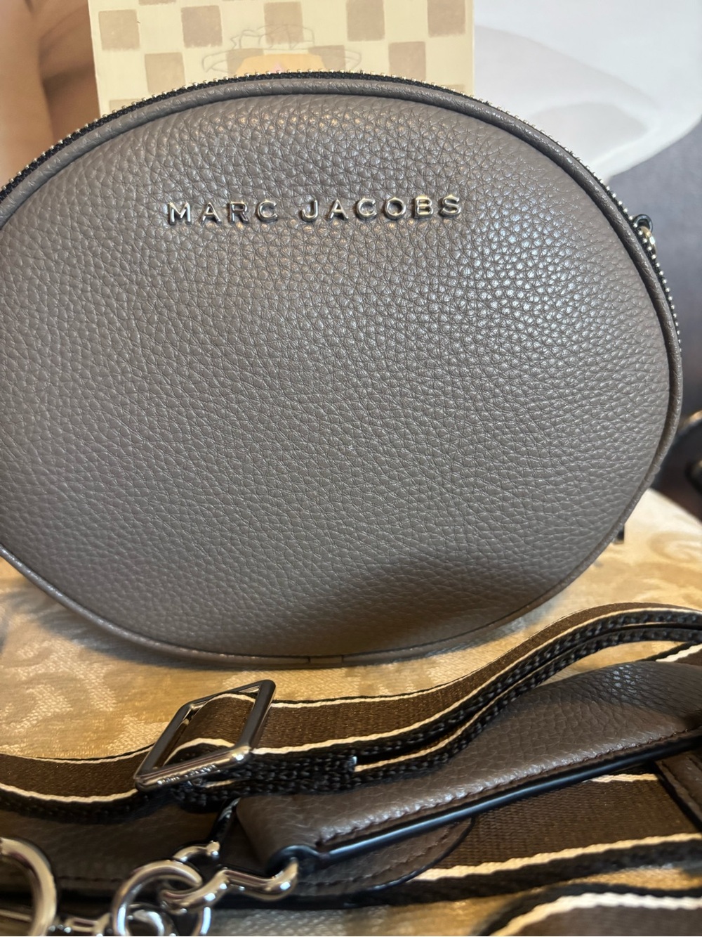 Marc Jacobs Oval Pebbled Leather Crossbody in Gray with Detachable Strap - Picture 2 of 12